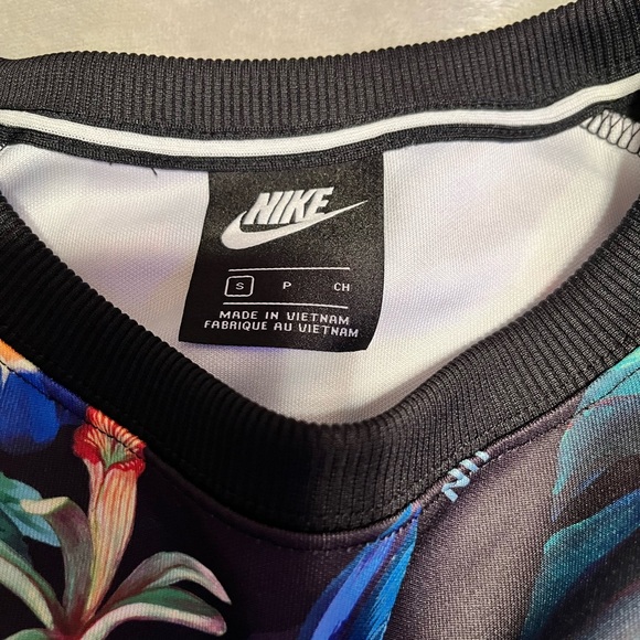 Nike Cropped Crewneck - Picture 2 of 3